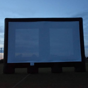 pokaż obrazek -  Pierwszy pokaz plenerowego kina letniego , projekcja filmu pt. ''Gwiazdy''