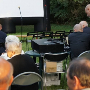 pokaż obrazek - Seans filmowy kina plenerowego w ramach obchodów 80 rocznicy wybuchu II wojny światowej, projekcja filmu pt. '' Zrodzeni do szabli''
