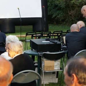 pokaż obrazek - Seans filmowy kina plenerowego w ramach obchodów 80 rocznicy wybuchu II wojny światowej, projekcja filmu pt. '' Zrodzeni do szabli''