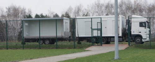 Instalacja kontenerów sportowo-sanitarnych na  boisku sportowym w Świnicach Warckich 
