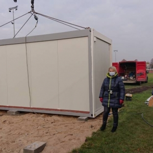 pokaż obrazek - Instalacja kontenerów sportowo-sanitarnych na boisku sportowym w Świnicach Warckich