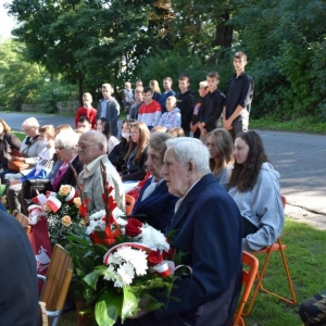pokaż obrazek - Uroczyste złożenie kwiatów w Parskach w 82 rocznicę wybuchu II wojny światowej