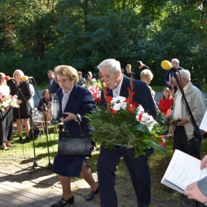 pokaż obrazek - Uroczyste złożenie kwiatów w Parskach w 82 rocznicę wybuchu II wojny światowej